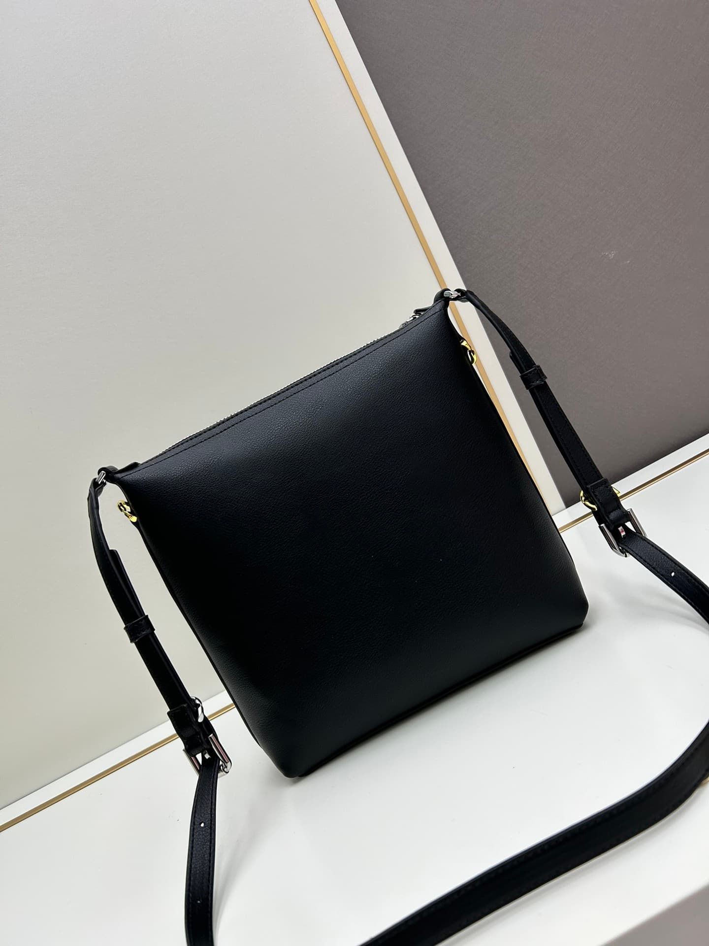 C3203 Gucci · Lightly Tanned Leather Crossbody Bag — image 4