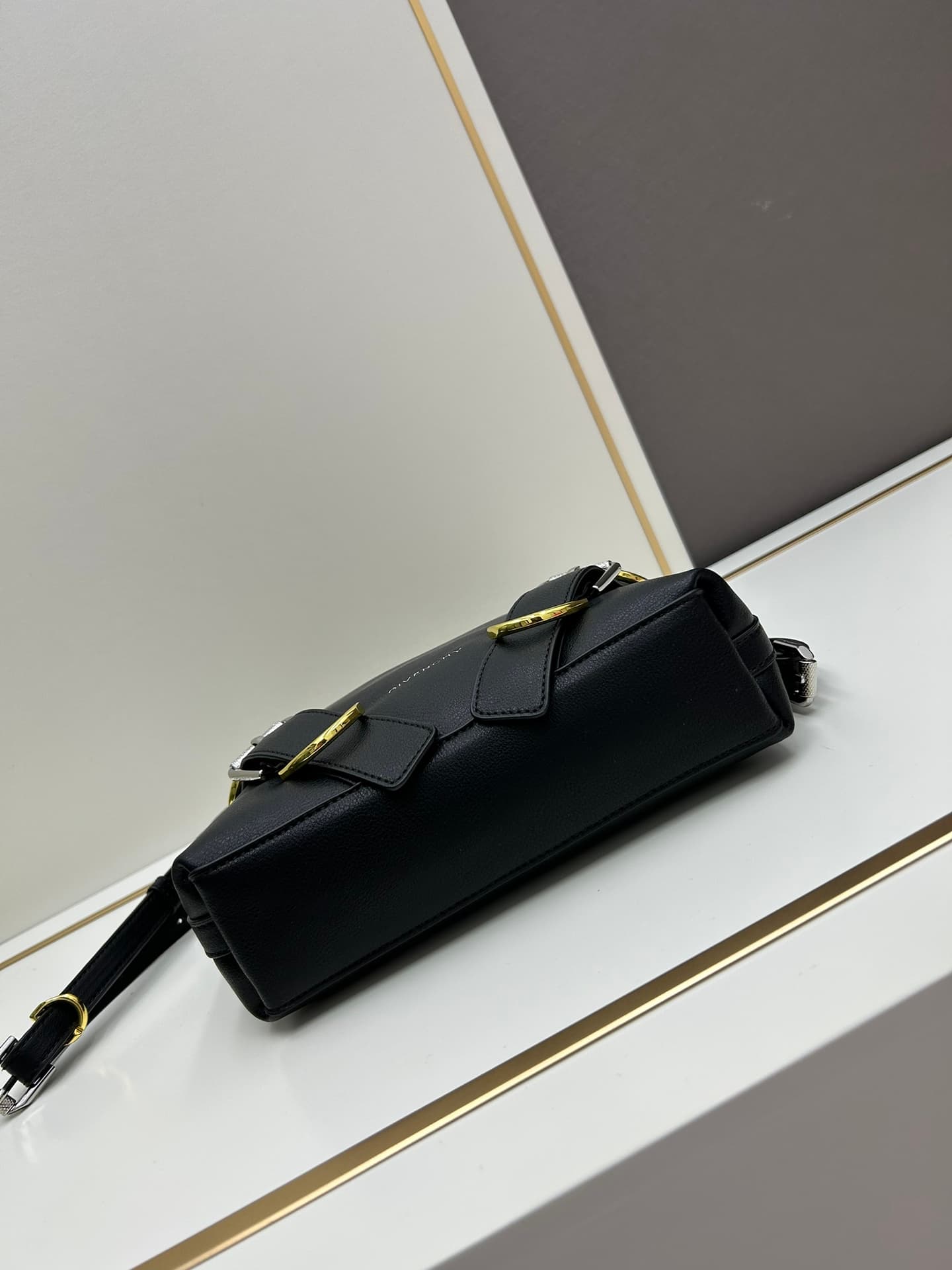 C3203 Gucci · Lightly Tanned Leather Crossbody Bag — image 6