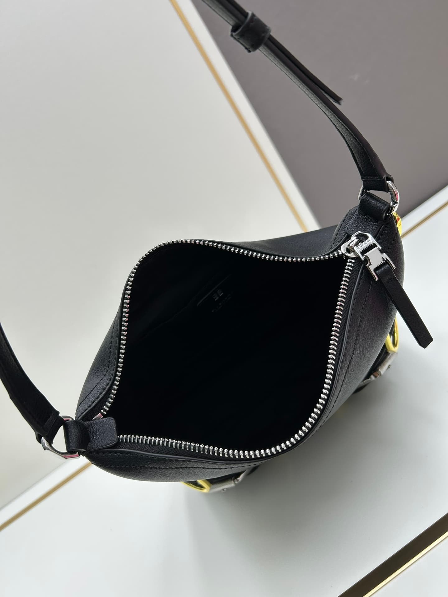 C3203 Gucci · Lightly Tanned Leather Crossbody Bag — image 8