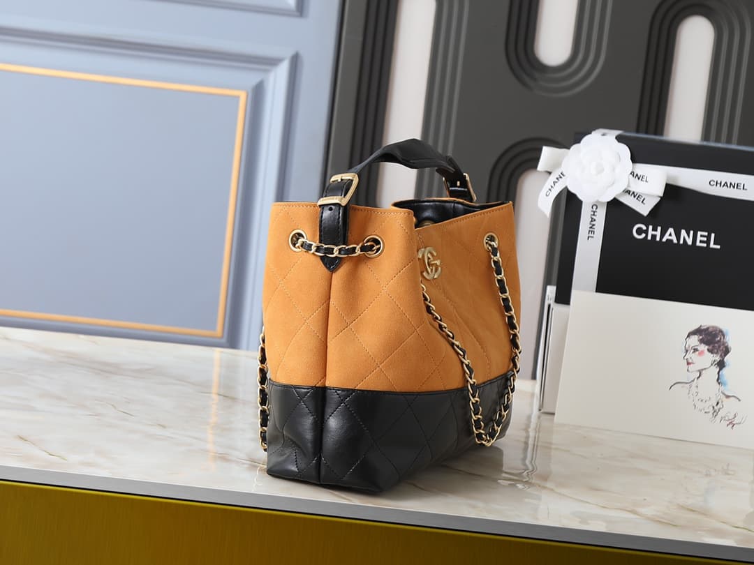 C851 💰 Upgrade from the original AS5634❤️❤️ In stock❤️❤️ 25a Leather bag – a must-have item that stands out in the fashion scene🔥 A masterpiece blending tradition and innovation; inspired by Chanel’s walnut lacquered screens. The distinctive diamond patte — image 2