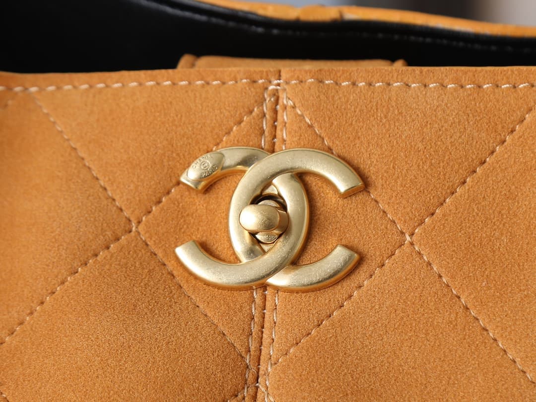 C851 💰 Upgrade from the original AS5634❤️❤️ In stock❤️❤️ 25a Leather bag – a must-have item that stands out in the fashion scene🔥 A masterpiece blending tradition and innovation; inspired by Chanel’s walnut lacquered screens. The distinctive diamond patte — image 5
