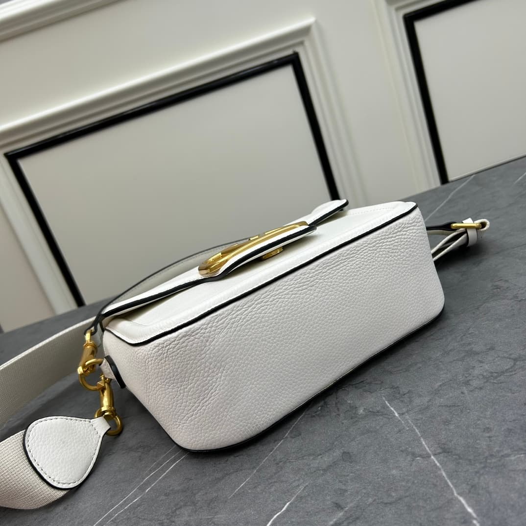 C8213 VALENTINO GARAVANI ALLTIME vintage/retro soft grain calf handbag, featuring metal VLOGO SIGNATURE details. With detachable handles and a leather strap, this bag can be carried on the shoulder, slung over the arm, or held in hand. - Vintage brass age — image 5