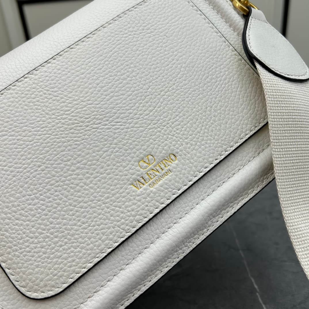 C8213 VALENTINO GARAVANI ALLTIME vintage/retro soft grain calf handbag, featuring metal VLOGO SIGNATURE details. With detachable handles and a leather strap, this bag can be carried on the shoulder, slung over the arm, or held in hand. - Vintage brass age — image 7