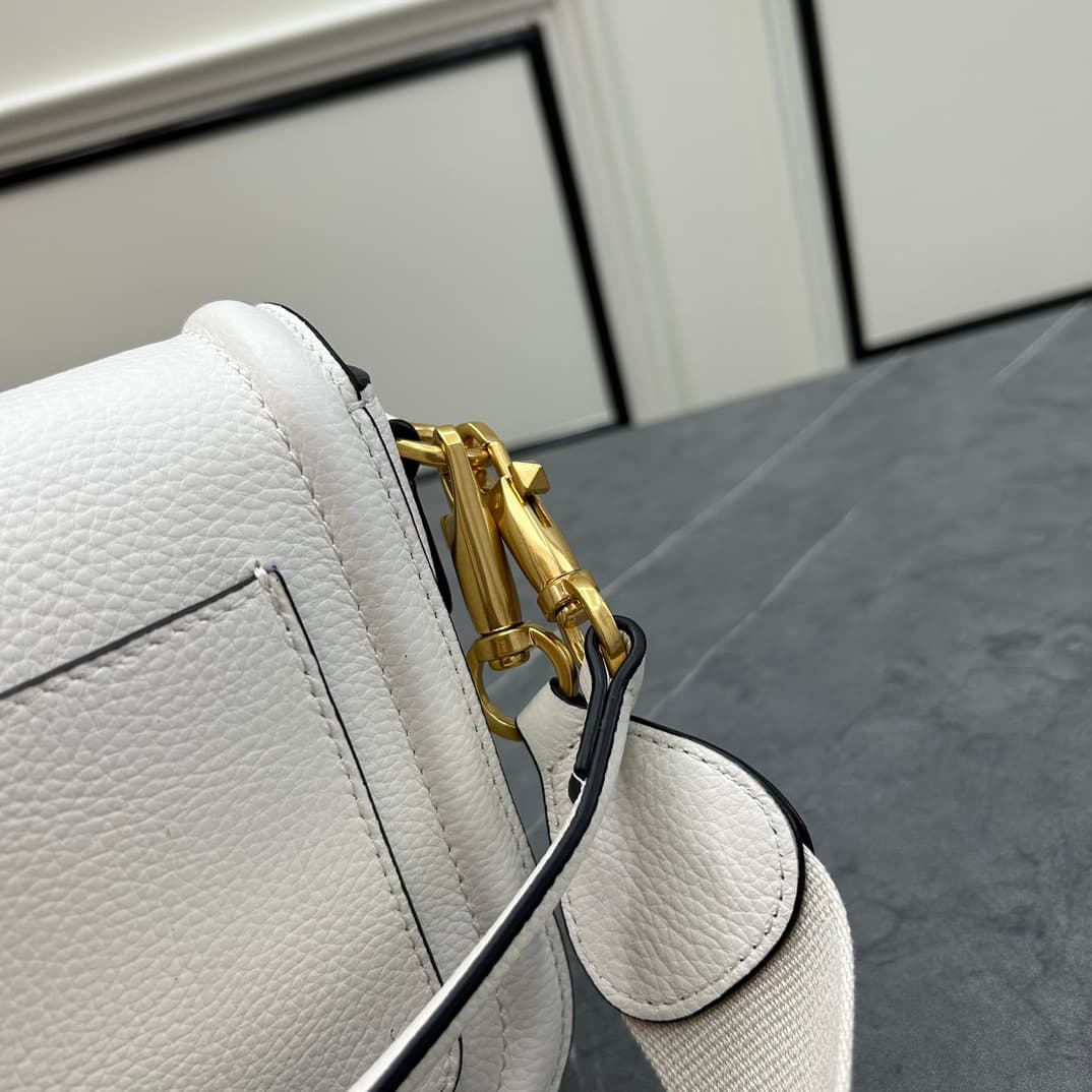 C8213 VALENTINO GARAVANI ALLTIME vintage/retro soft grain calf handbag, featuring metal VLOGO SIGNATURE details. With detachable handles and a leather strap, this bag can be carried on the shoulder, slung over the arm, or held in hand. - Vintage brass age — image 6