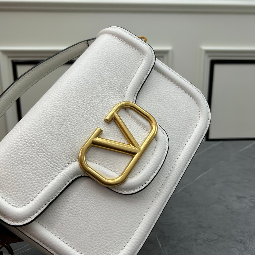 C8213 VALENTINO GARAVANI ALLTIME vintage/retro soft grain calf handbag, featuring metal VLOGO SIGNATURE details. With detachable handles and a leather strap, this bag can be carried on the shoulder, slung over the arm, or held in hand. - Vintage brass age — image 4