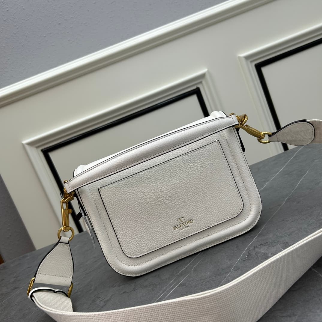 C8213 VALENTINO GARAVANI ALLTIME vintage/retro soft grain calf handbag, featuring metal VLOGO SIGNATURE details. With detachable handles and a leather strap, this bag can be carried on the shoulder, slung over the arm, or held in hand. - Vintage brass age — image 3