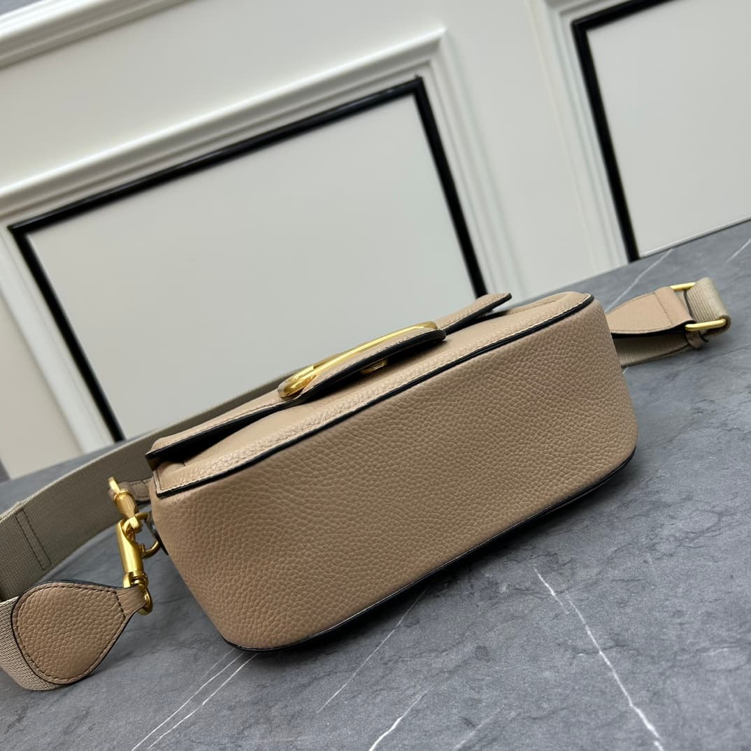C8211 VALENTINO GARAVANI ALLTIME vintage/retro soft full-grain calfskin handbag, featuring metal VLOGO SIGNATURE details. Thanks to the detachable handles and leather strap, this bag can be carried on the shoulder, slung over the arm, or held in hand. - V — image 5