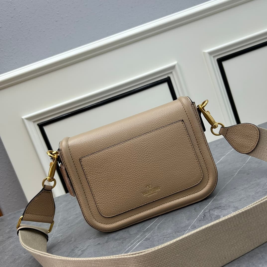 C8211 VALENTINO GARAVANI ALLTIME vintage/retro soft full-grain calfskin handbag, featuring metal VLOGO SIGNATURE details. Thanks to the detachable handles and leather strap, this bag can be carried on the shoulder, slung over the arm, or held in hand. - V — image 3