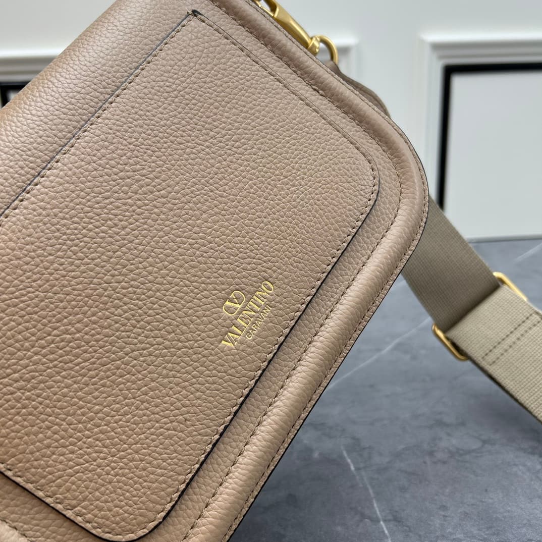 C8211 VALENTINO GARAVANI ALLTIME vintage/retro soft full-grain calfskin handbag, featuring metal VLOGO SIGNATURE details. Thanks to the detachable handles and leather strap, this bag can be carried on the shoulder, slung over the arm, or held in hand. - V — image 6