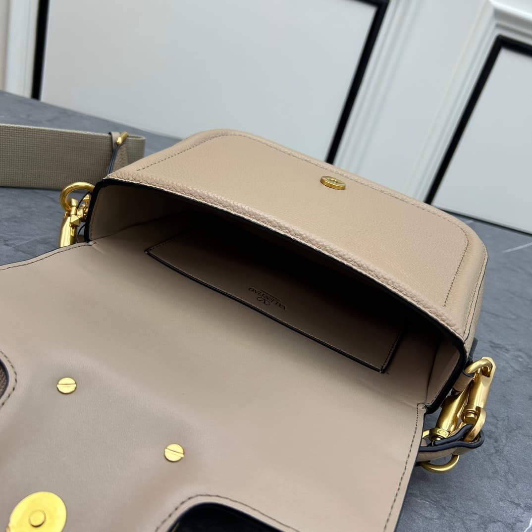C8211 VALENTINO GARAVANI ALLTIME vintage/retro soft full-grain calfskin handbag, featuring metal VLOGO SIGNATURE details. Thanks to the detachable handles and leather strap, this bag can be carried on the shoulder, slung over the arm, or held in hand. - V — image 8