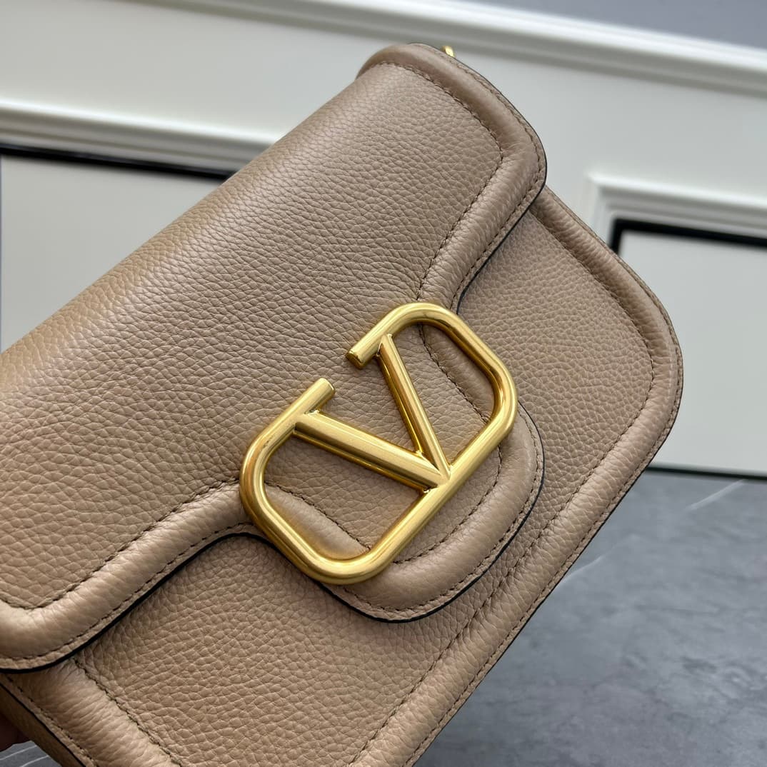 C8211 VALENTINO GARAVANI ALLTIME vintage/retro soft full-grain calfskin handbag, featuring metal VLOGO SIGNATURE details. Thanks to the detachable handles and leather strap, this bag can be carried on the shoulder, slung over the arm, or held in hand. - V — image 4
