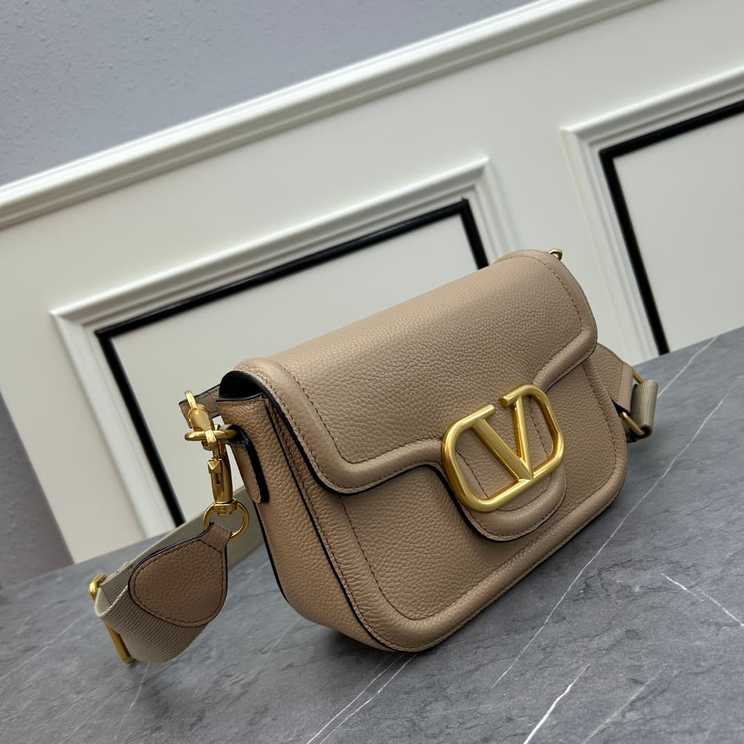 C8211 VALENTINO GARAVANI ALLTIME vintage/retro soft full-grain calfskin handbag, featuring metal VLOGO SIGNATURE details. Thanks to the detachable handles and leather strap, this bag can be carried on the shoulder, slung over the arm, or held in hand. - V — image 2