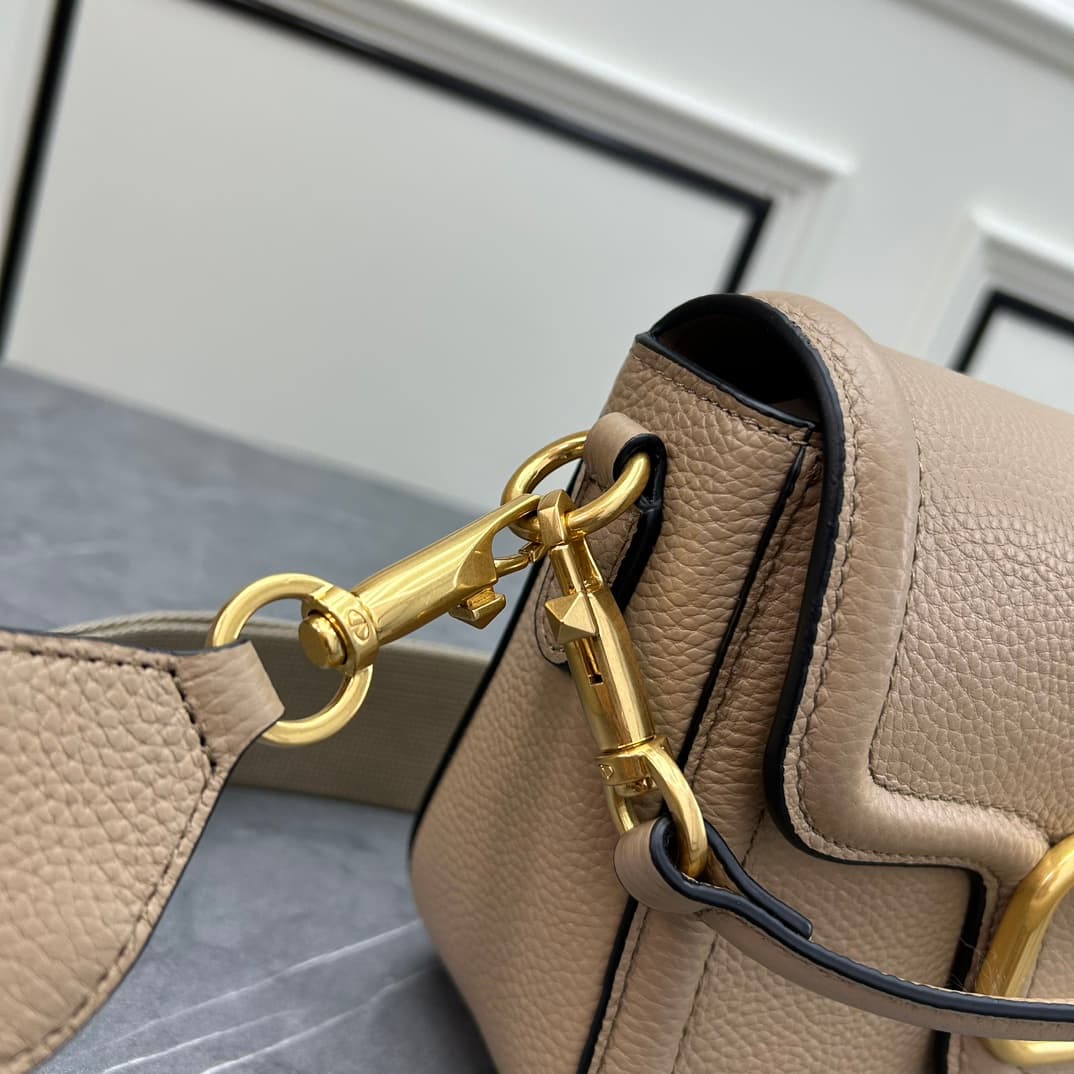C8211 VALENTINO GARAVANI ALLTIME vintage/retro soft full-grain calfskin handbag, featuring metal VLOGO SIGNATURE details. Thanks to the detachable handles and leather strap, this bag can be carried on the shoulder, slung over the arm, or held in hand. - V — image 7