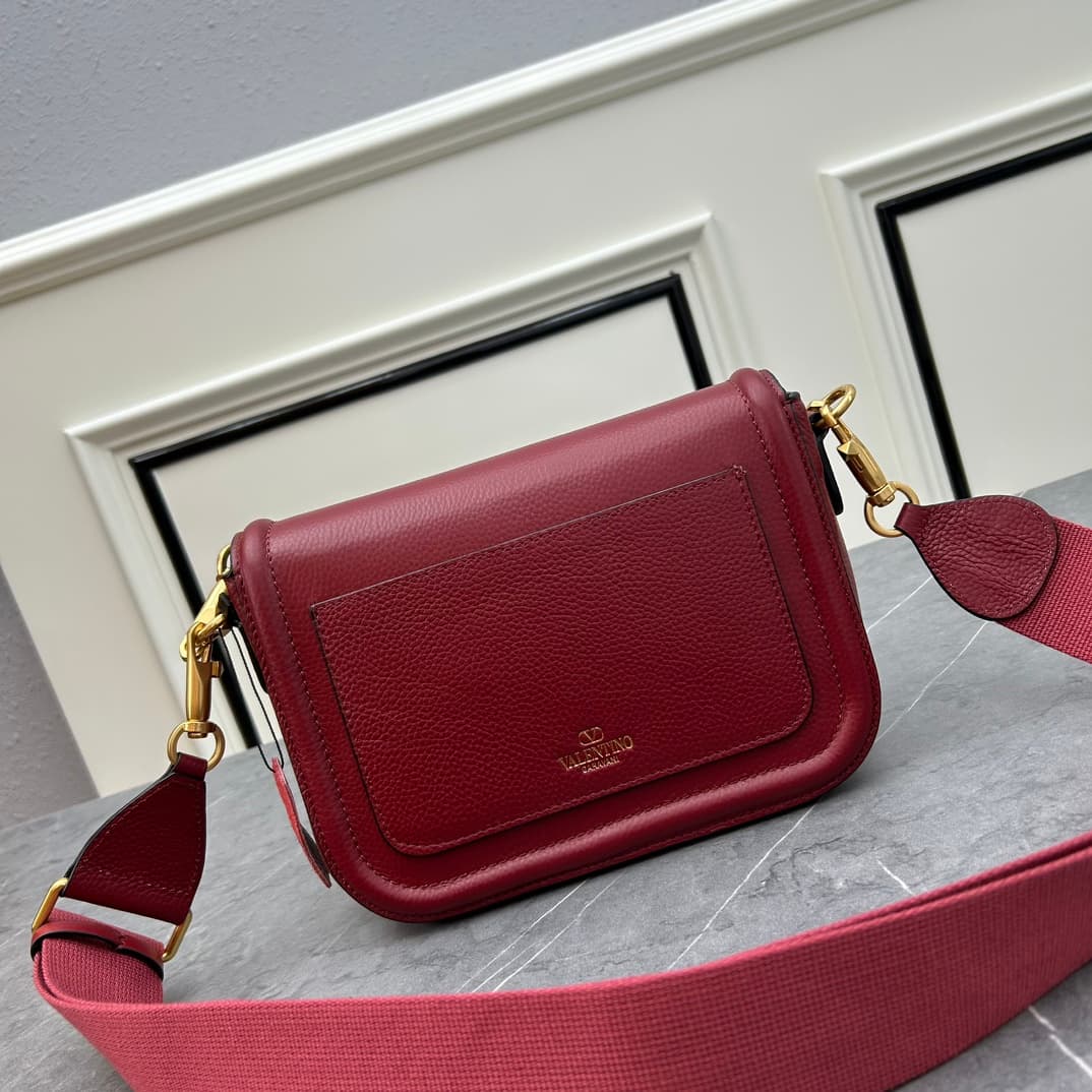 C8208 VALENTINO GARAVANI ALLTIME vintage/retro soft grain calf handbag, featuring metal VLOGO SIGNATURE details. With detachable handles and a leather strap, this bag can be carried on the shoulder, slung over the arm, or held in hands. - Vintage brass ag — image 3