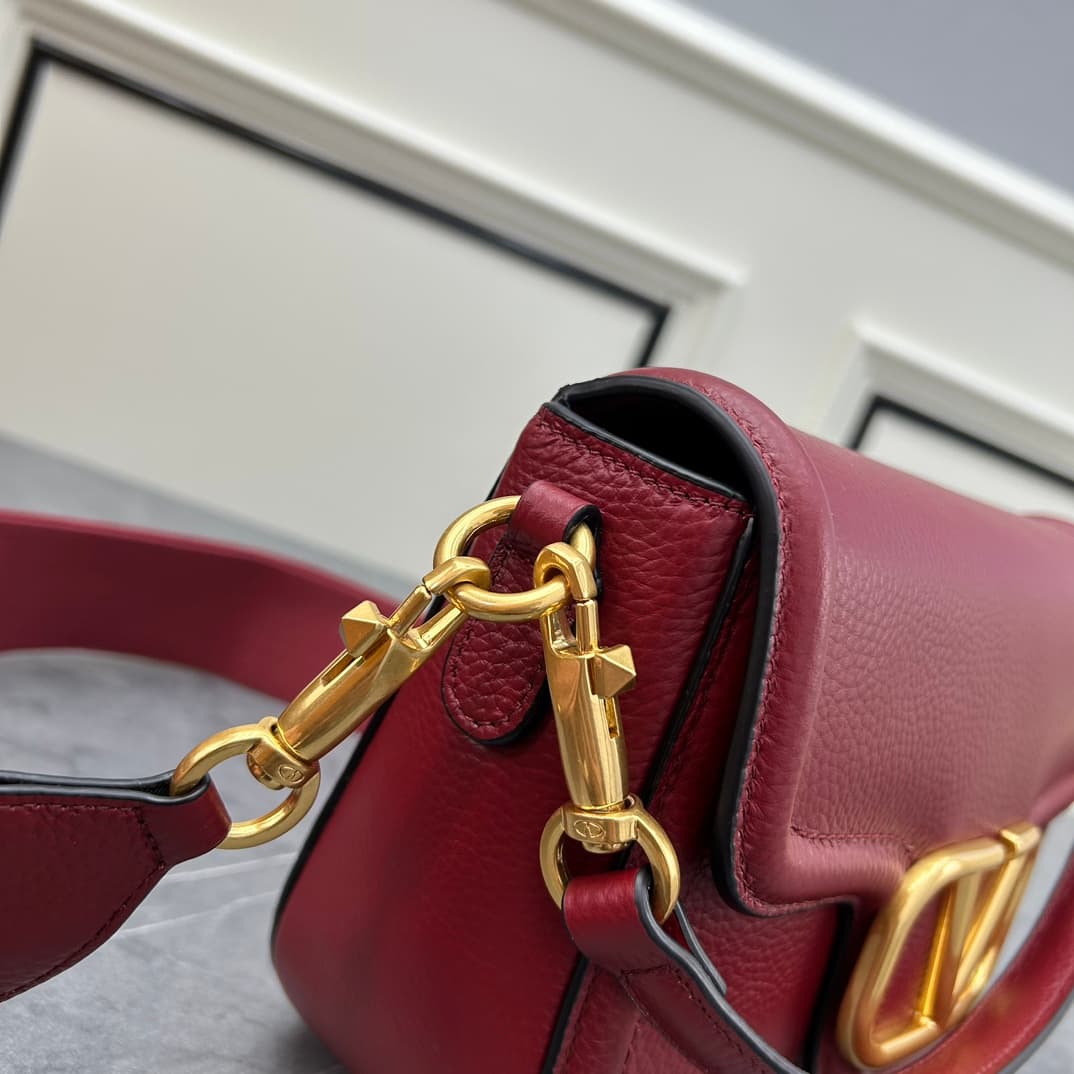 C8208 VALENTINO GARAVANI ALLTIME vintage/retro soft grain calf handbag, featuring metal VLOGO SIGNATURE details. With detachable handles and a leather strap, this bag can be carried on the shoulder, slung over the arm, or held in hands. - Vintage brass ag — image 6