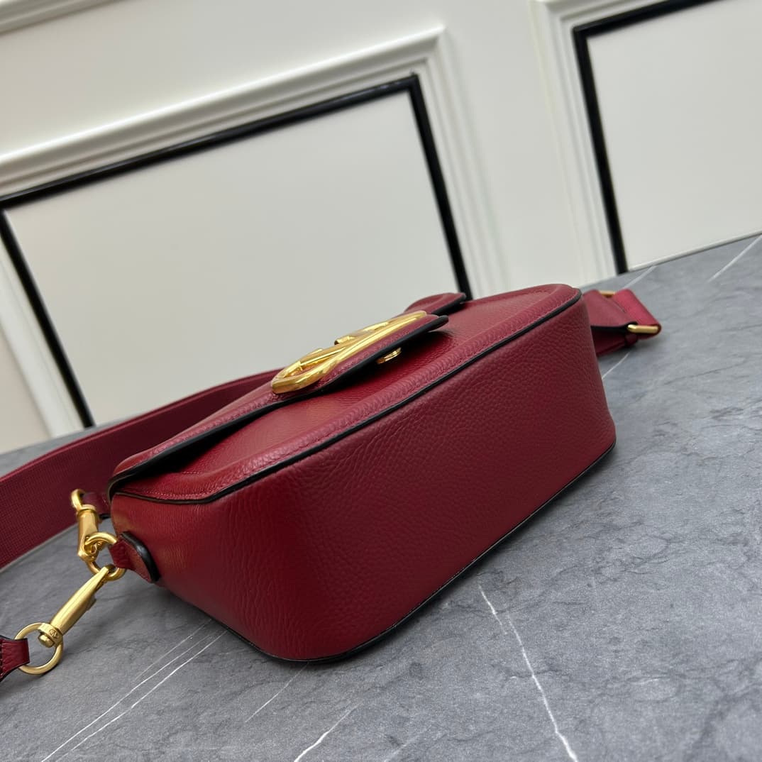 C8208 VALENTINO GARAVANI ALLTIME vintage/retro soft grain calf handbag, featuring metal VLOGO SIGNATURE details. With detachable handles and a leather strap, this bag can be carried on the shoulder, slung over the arm, or held in hands. - Vintage brass ag — image 5