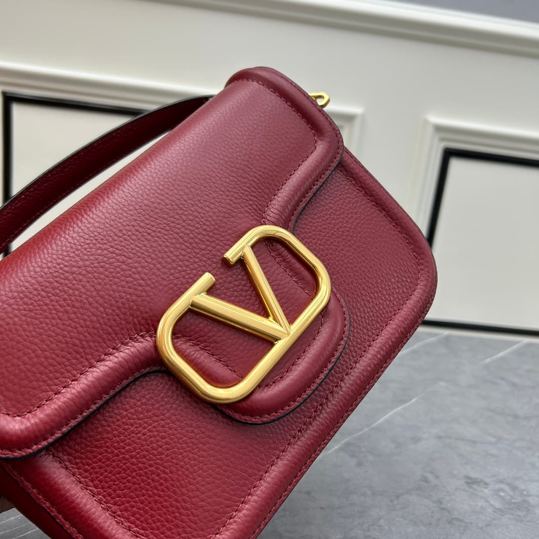 C8208 VALENTINO GARAVANI ALLTIME vintage/retro soft grain calf handbag, featuring metal VLOGO SIGNATURE details. With detachable handles and a leather strap, this bag can be carried on the shoulder, slung over the arm, or held in hands. - Vintage brass ag — image 4
