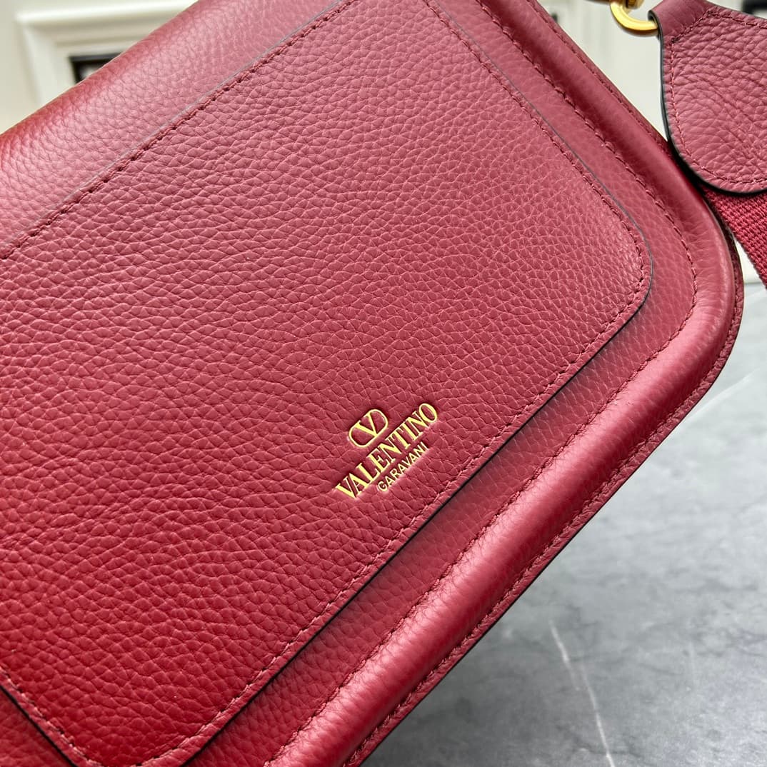 C8208 VALENTINO GARAVANI ALLTIME vintage/retro soft grain calf handbag, featuring metal VLOGO SIGNATURE details. With detachable handles and a leather strap, this bag can be carried on the shoulder, slung over the arm, or held in hands. - Vintage brass ag — image 7