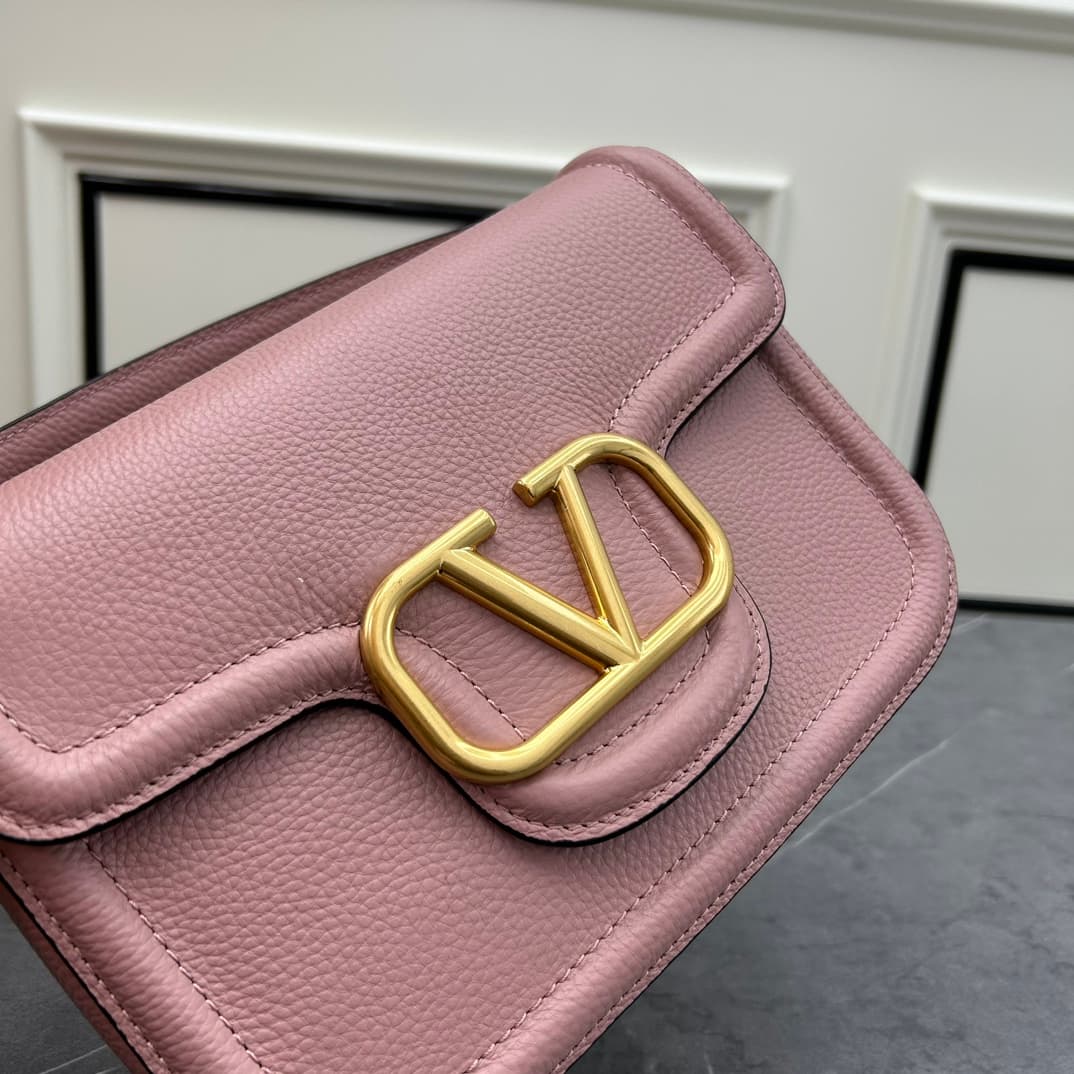 C8207 VALENTINO GARAVANI ALLTIME vintage/retro soft grain calf handbag, featuring metal VLOGO SIGNATURE details. With detachable handles and a leather strap, this bag can be carried on the shoulder, slung over the arm, or held in hand. - Vintage brass age — image 4