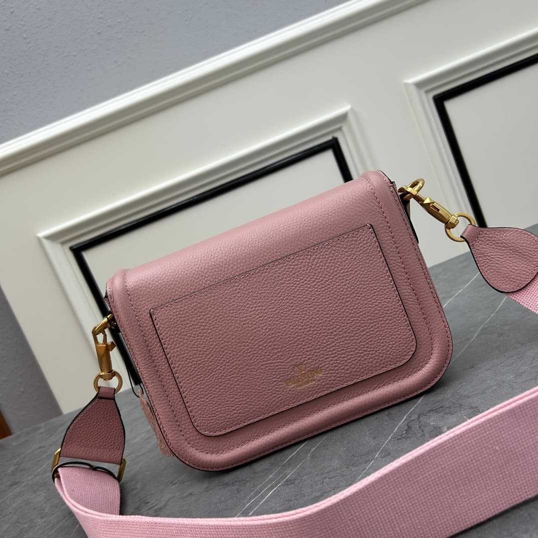 C8207 VALENTINO GARAVANI ALLTIME vintage/retro soft grain calf handbag, featuring metal VLOGO SIGNATURE details. With detachable handles and a leather strap, this bag can be carried on the shoulder, slung over the arm, or held in hand. - Vintage brass age — image 3