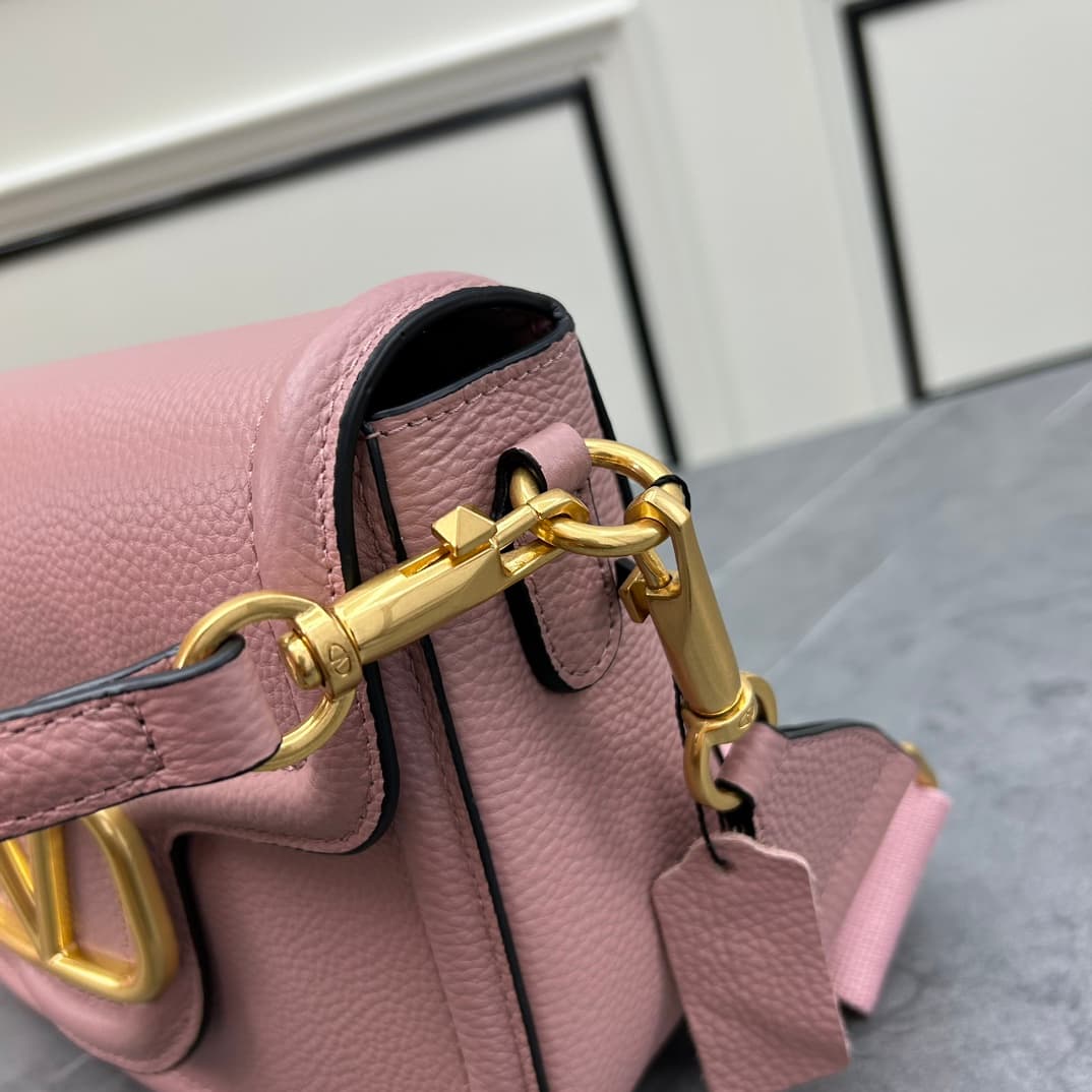C8207 VALENTINO GARAVANI ALLTIME vintage/retro soft grain calf handbag, featuring metal VLOGO SIGNATURE details. With detachable handles and a leather strap, this bag can be carried on the shoulder, slung over the arm, or held in hand. - Vintage brass age — image 7