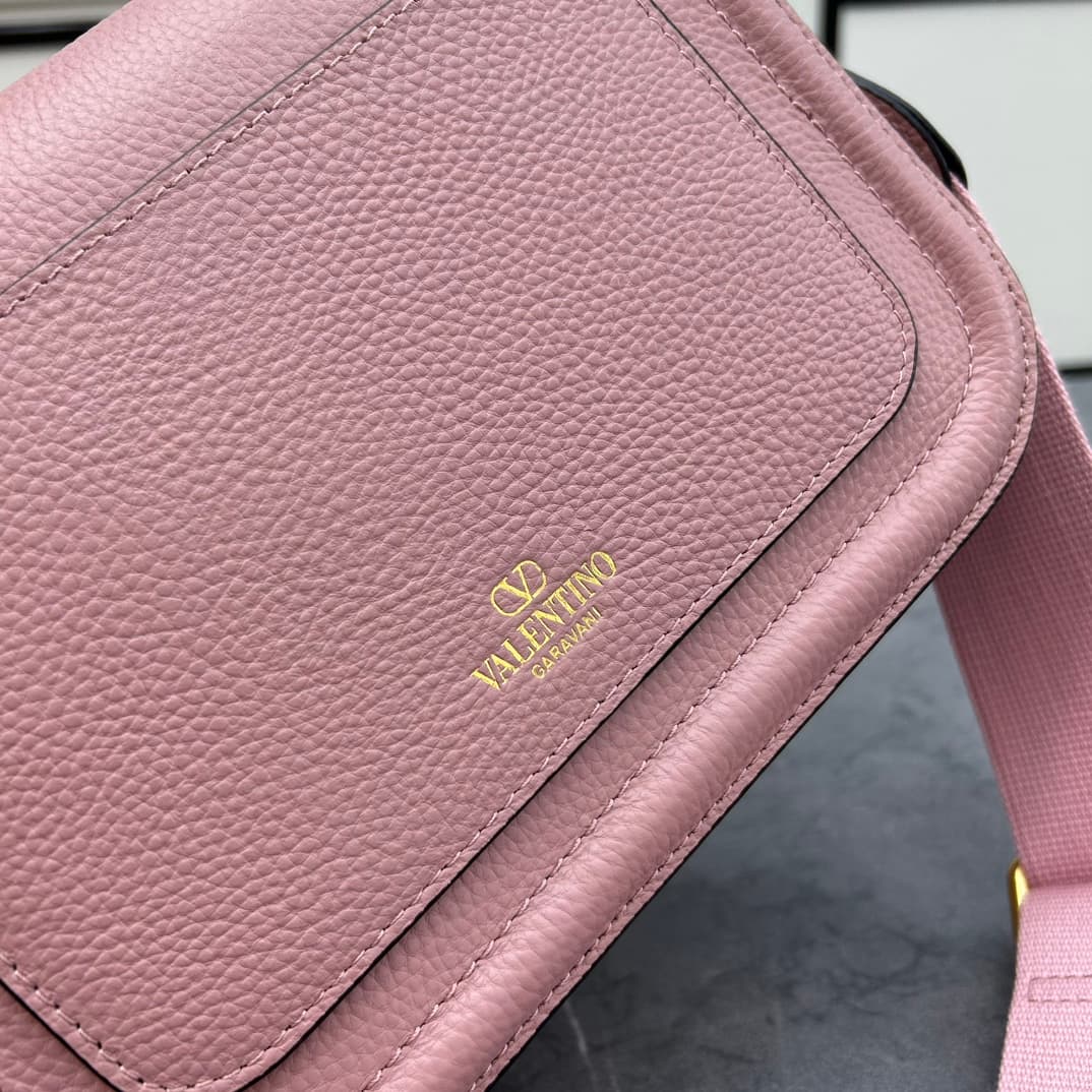 C8207 VALENTINO GARAVANI ALLTIME vintage/retro soft grain calf handbag, featuring metal VLOGO SIGNATURE details. With detachable handles and a leather strap, this bag can be carried on the shoulder, slung over the arm, or held in hand. - Vintage brass age — image 6