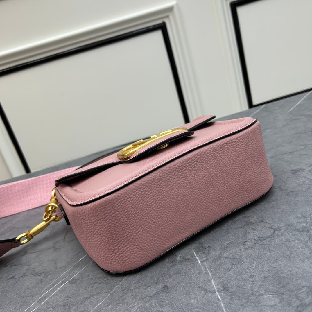 C8207 VALENTINO GARAVANI ALLTIME vintage/retro soft grain calf handbag, featuring metal VLOGO SIGNATURE details. With detachable handles and a leather strap, this bag can be carried on the shoulder, slung over the arm, or held in hand. - Vintage brass age — image 5