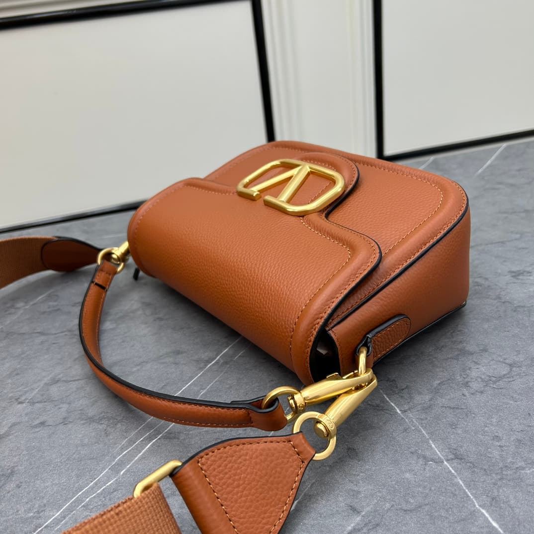C8209 VALENTINO GARAVANI ALLTIME vintage/retro soft grain calf handbag, featuring metal VLOGO SIGNATURE details. Thanks to the detachable handles and leather strap, this bag can be carried on the shoulder, slung over the arm, or held in hand. - Vintage br — image 5