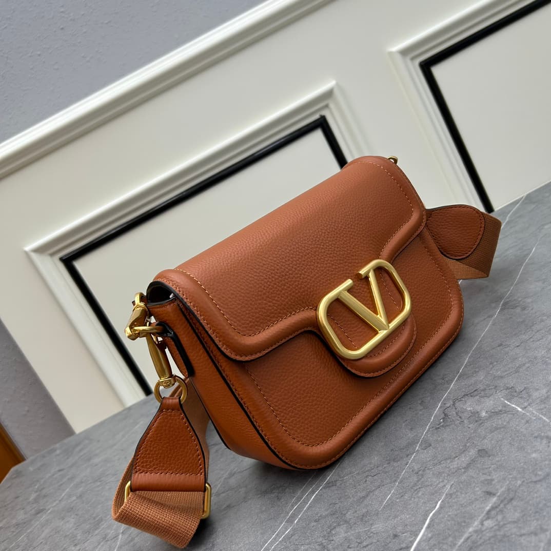 C8209 VALENTINO GARAVANI ALLTIME vintage/retro soft grain calf handbag, featuring metal VLOGO SIGNATURE details. Thanks to the detachable handles and leather strap, this bag can be carried on the shoulder, slung over the arm, or held in hand. - Vintage br — image 2
