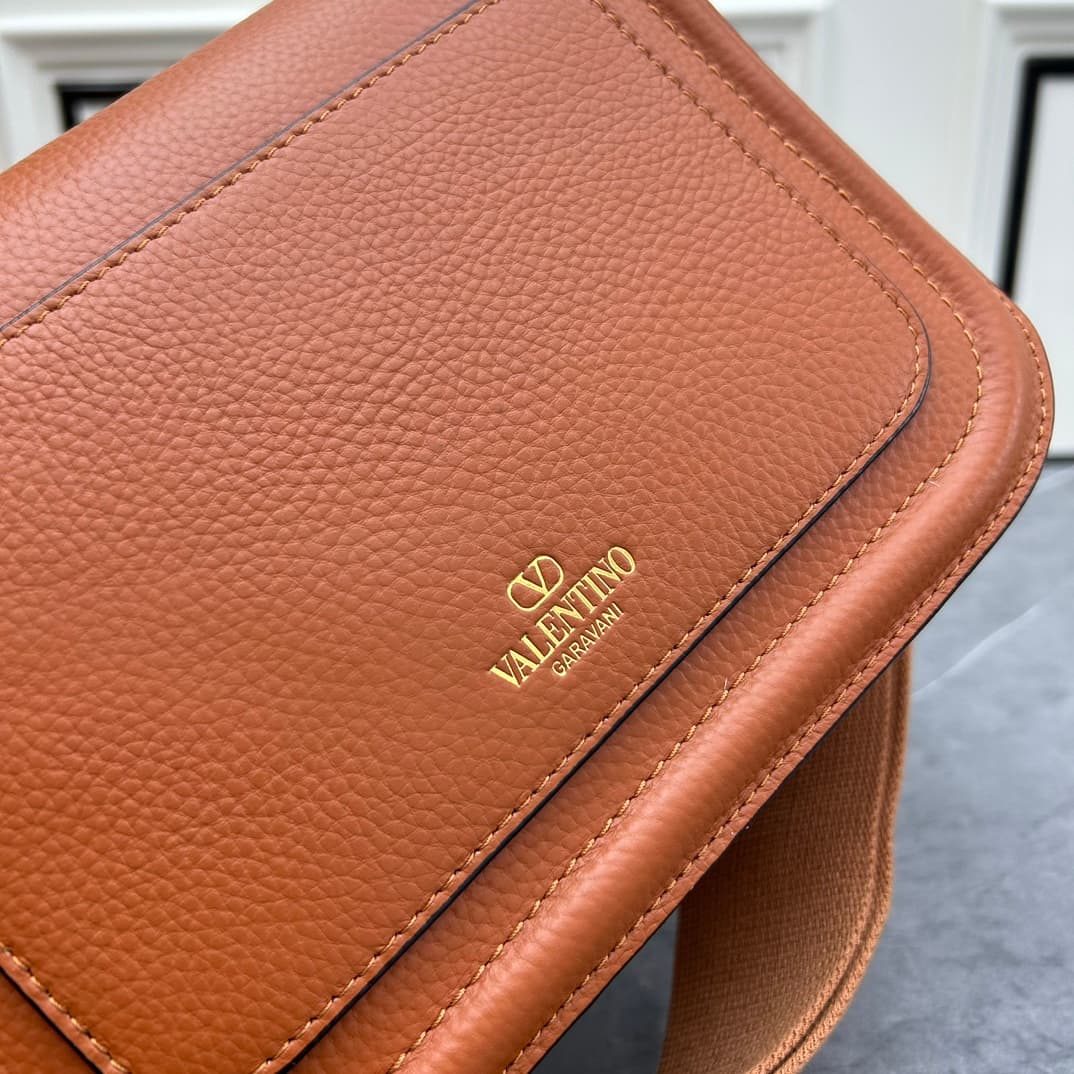 C8209 VALENTINO GARAVANI ALLTIME vintage/retro soft grain calf handbag, featuring metal VLOGO SIGNATURE details. Thanks to the detachable handles and leather strap, this bag can be carried on the shoulder, slung over the arm, or held in hand. - Vintage br — image 4