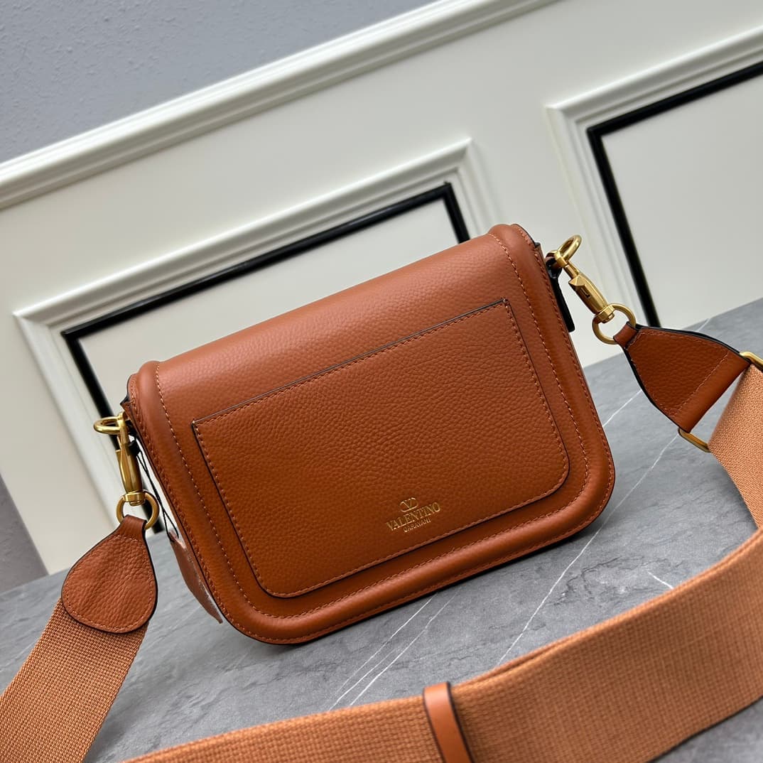 C8209 VALENTINO GARAVANI ALLTIME vintage/retro soft grain calf handbag, featuring metal VLOGO SIGNATURE details. Thanks to the detachable handles and leather strap, this bag can be carried on the shoulder, slung over the arm, or held in hand. - Vintage br — image 3