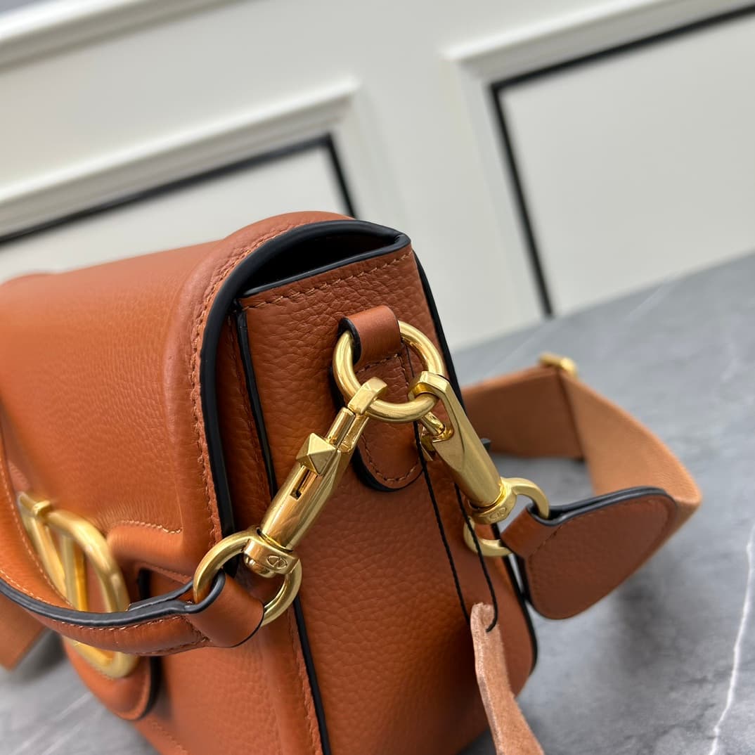 C8209 VALENTINO GARAVANI ALLTIME vintage/retro soft grain calf handbag, featuring metal VLOGO SIGNATURE details. Thanks to the detachable handles and leather strap, this bag can be carried on the shoulder, slung over the arm, or held in hand. - Vintage br — image 7