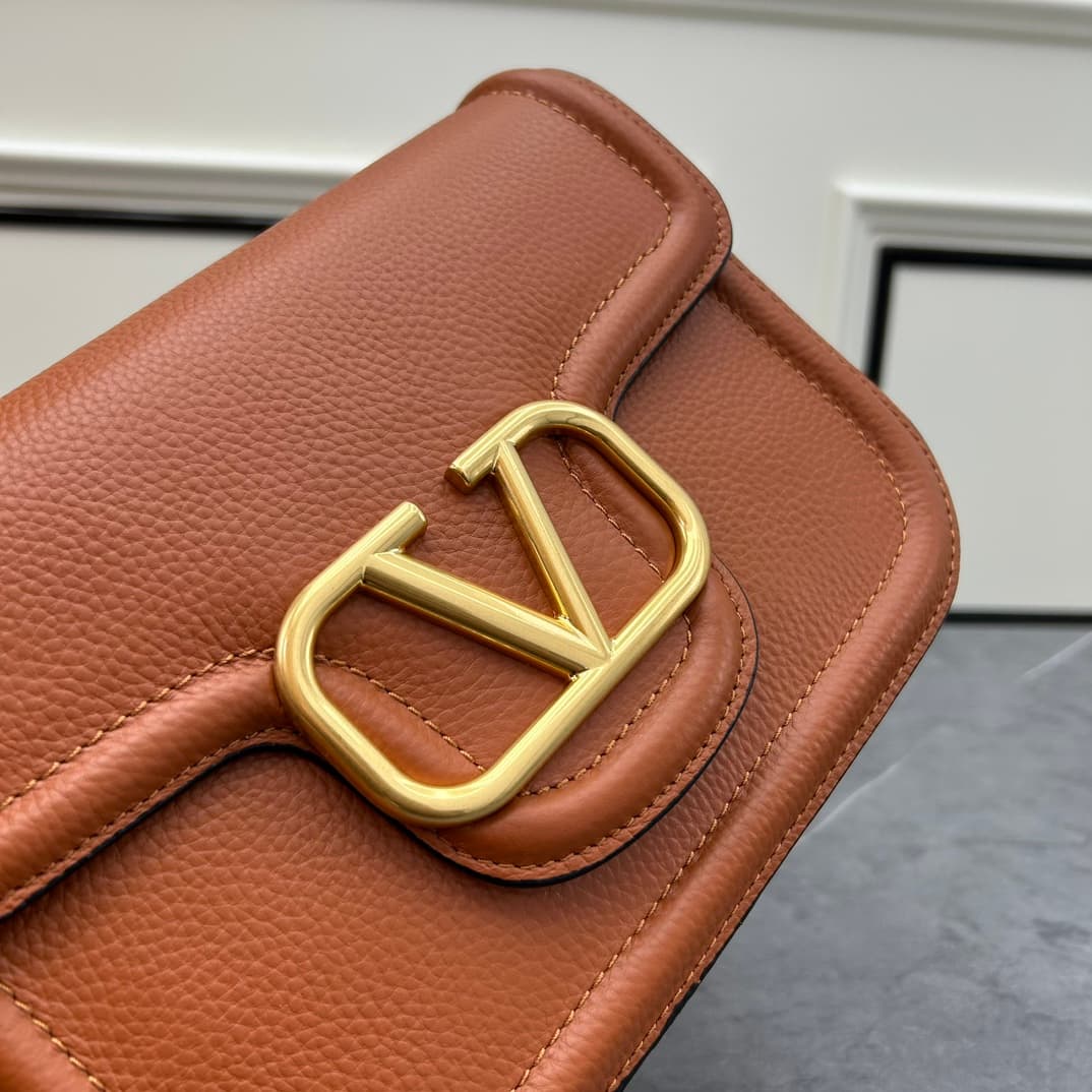 C8209 VALENTINO GARAVANI ALLTIME vintage/retro soft grain calf handbag, featuring metal VLOGO SIGNATURE details. Thanks to the detachable handles and leather strap, this bag can be carried on the shoulder, slung over the arm, or held in hand. - Vintage br — image 6