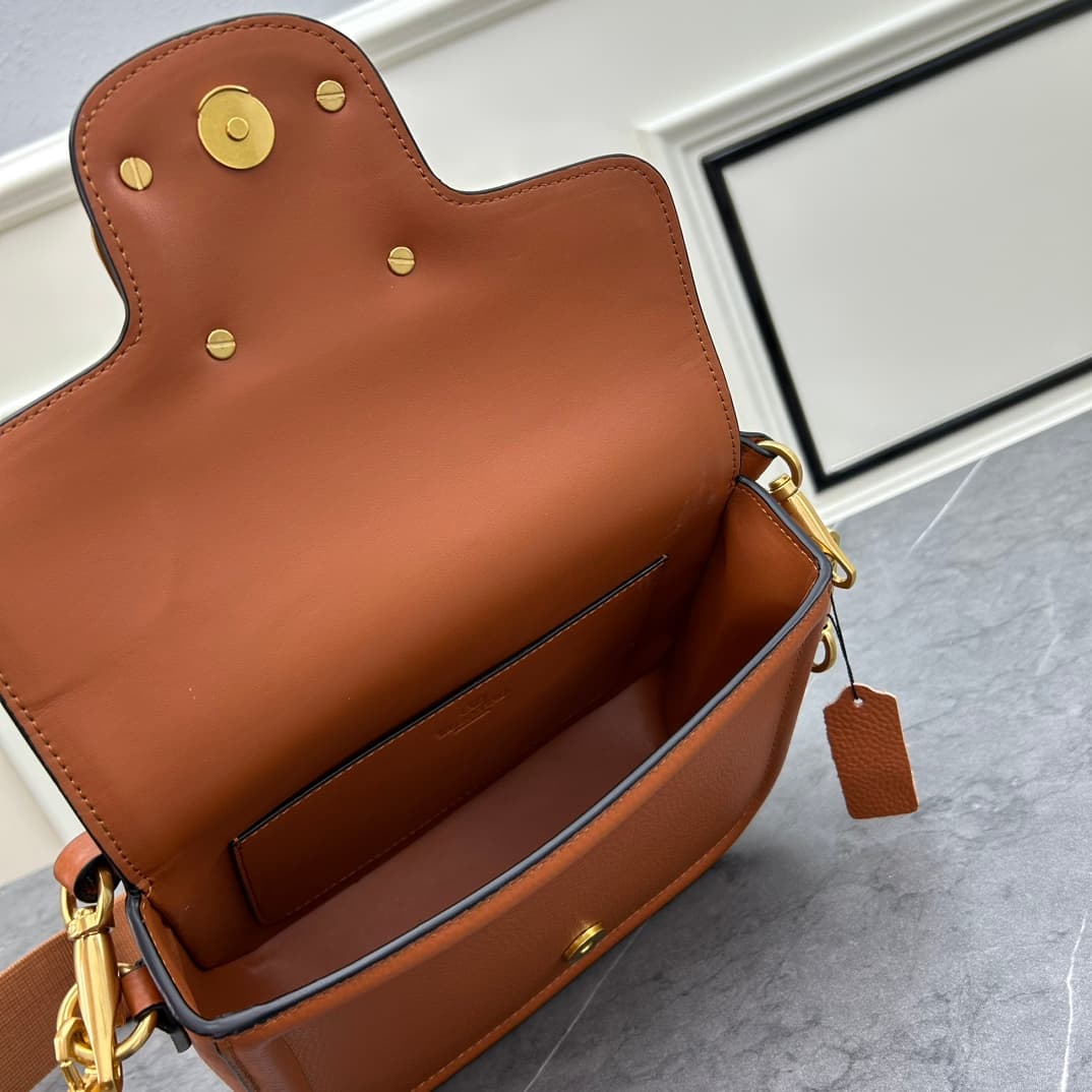 C8209 VALENTINO GARAVANI ALLTIME vintage/retro soft grain calf handbag, featuring metal VLOGO SIGNATURE details. Thanks to the detachable handles and leather strap, this bag can be carried on the shoulder, slung over the arm, or held in hand. - Vintage br — image 8