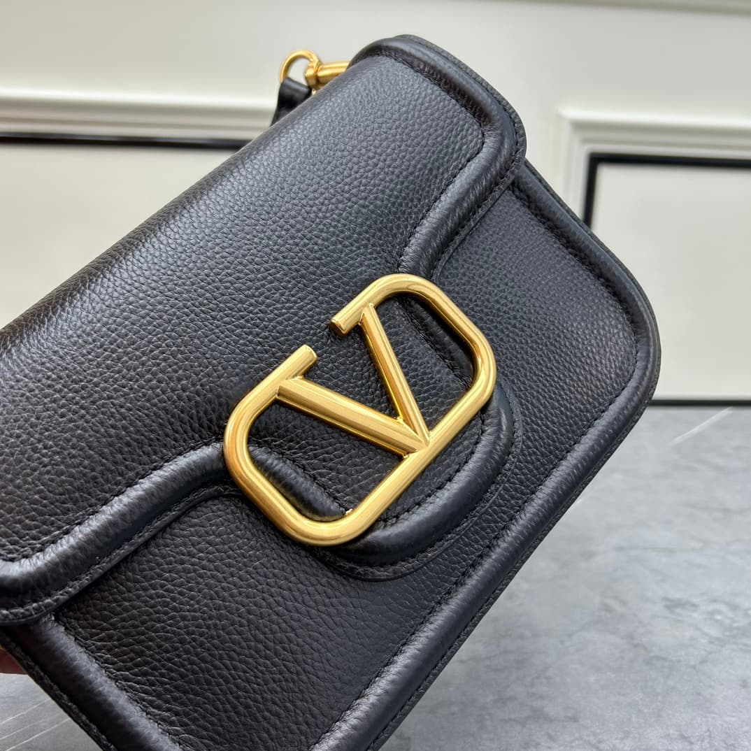 C8210 VALENTINO GARAVANI ALLTIME vintage/retro soft grain calf handbag, featuring metal VLOGO SIGNATURE details. With detachable handles and a leather strap, this bag can be carried on the shoulder, slung over the arm, or held in hands. - Vintage brass ag — image 5