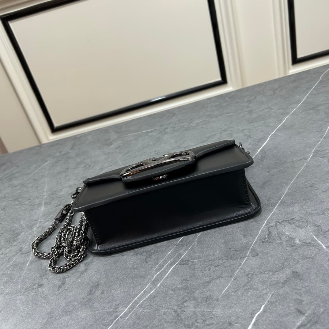 C8238 Small size [520 Selection] VALENTINO Women’s MINILOCO calfskin product. Composed of metal chains and fine leather, it features a unique double handle design. It can also be removed and used as a handbag. With various styling options, it combines pra — image 5