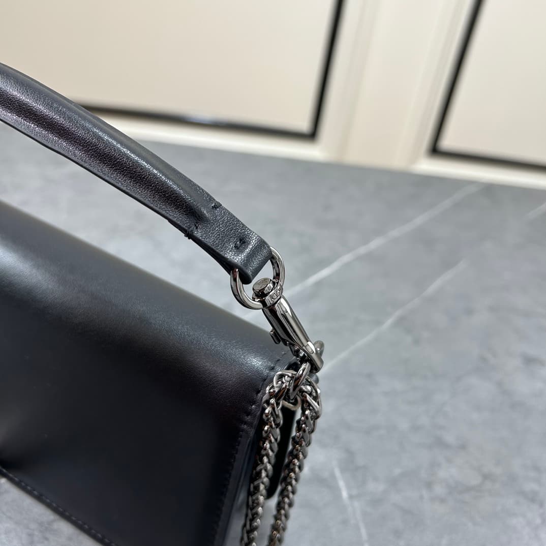 C8238 Small size [520 Selection] VALENTINO Women’s MINILOCO calfskin product. Composed of metal chains and fine leather, it features a unique double handle design. It can also be removed and used as a handbag. With various styling options, it combines pra — image 6
