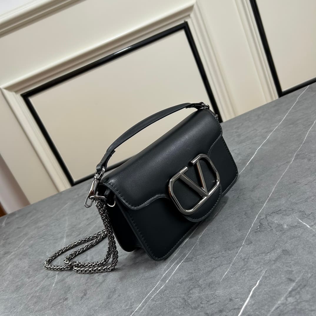 C8238 Small size [520 Selection] VALENTINO Women’s MINILOCO calfskin product. Composed of metal chains and fine leather, it features a unique double handle design. It can also be removed and used as a handbag. With various styling options, it combines pra — image 2
