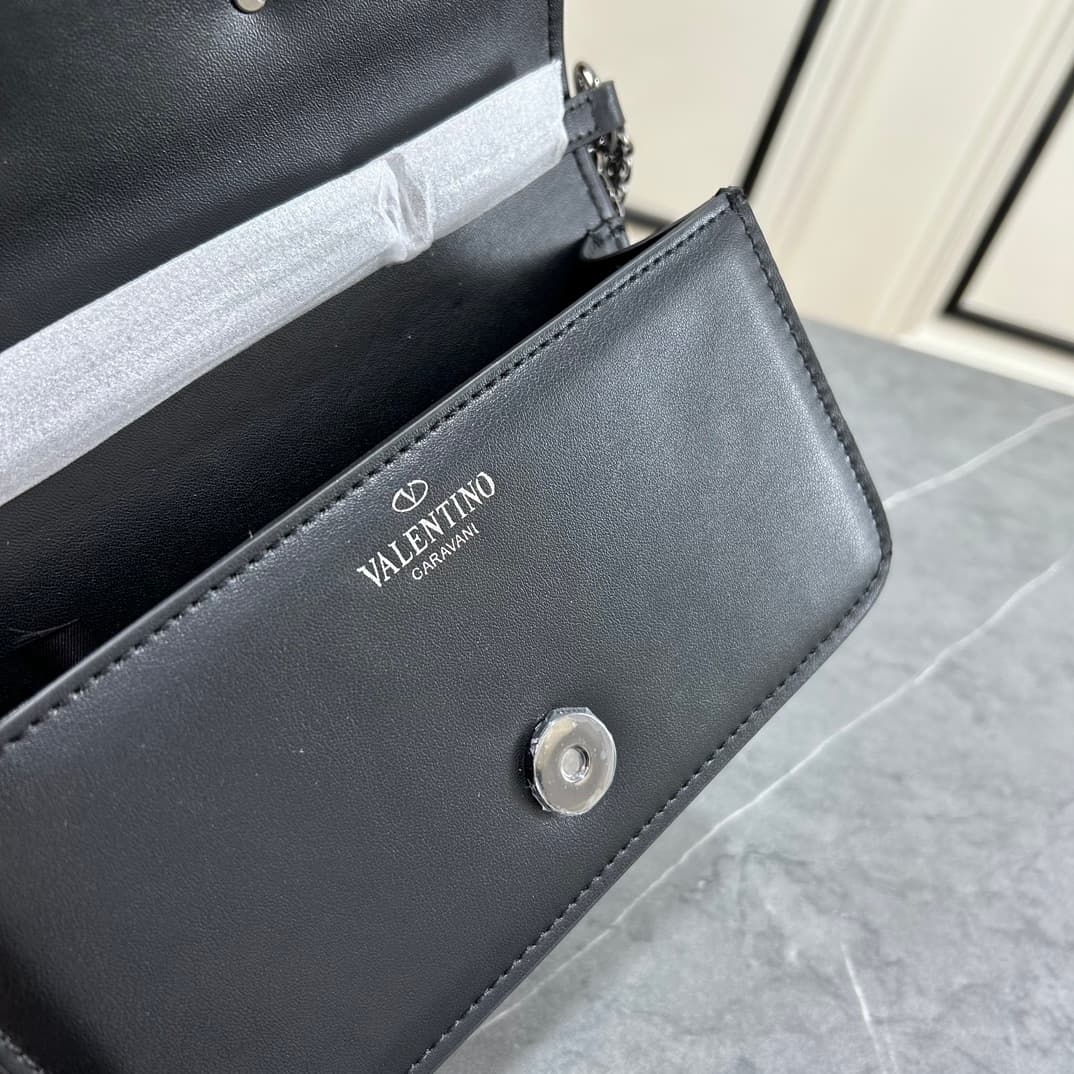 C8238 Small size [520 Selection] VALENTINO Women’s MINILOCO calfskin product. Composed of metal chains and fine leather, it features a unique double handle design. It can also be removed and used as a handbag. With various styling options, it combines pra — image 8