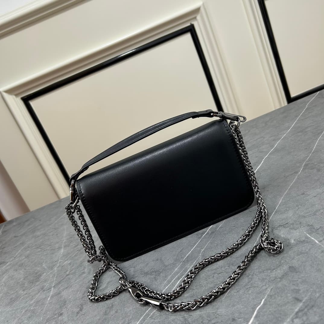 C8238 Small size [520 Selection] VALENTINO Women’s MINILOCO calfskin product. Composed of metal chains and fine leather, it features a unique double handle design. It can also be removed and used as a handbag. With various styling options, it combines pra — image 3