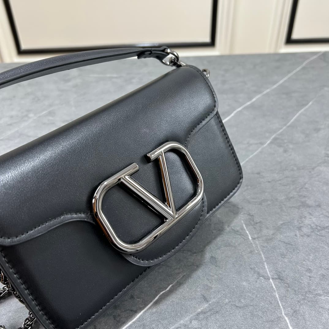 C8238 Small size [520 Selection] VALENTINO Women’s MINILOCO calfskin product. Composed of metal chains and fine leather, it features a unique double handle design. It can also be removed and used as a handbag. With various styling options, it combines pra — image 4