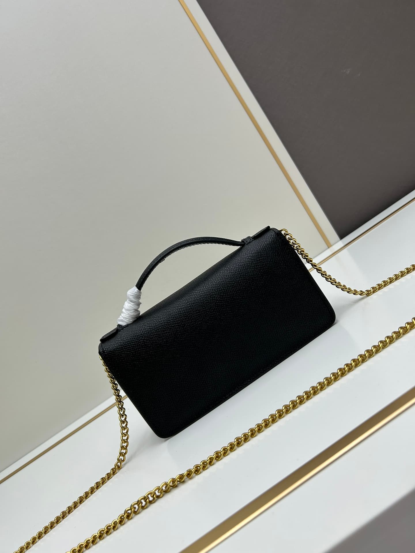 C8282 ¥, New product Valent**o Garavani V Ring with chain carry design: Made from high-quality cowhide leather with distinctive V-shaped logo; gold clasp; detachable iron chain; flip-up feature with insertable magnetic fastener; multiple layers inside, wi — image 3