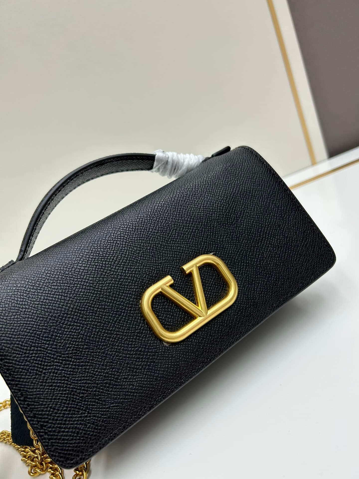 C8282 ¥, New product Valent**o Garavani V Ring with chain carry design: Made from high-quality cowhide leather with distinctive V-shaped logo; gold clasp; detachable iron chain; flip-up feature with insertable magnetic fastener; multiple layers inside, wi — image 4