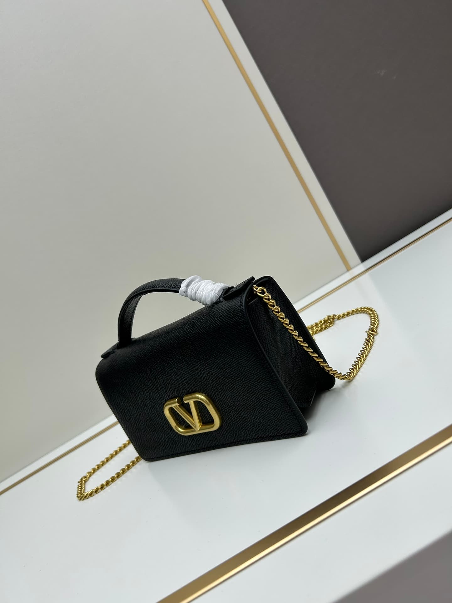 C8282 ¥, New product Valent**o Garavani V Ring with chain carry design: Made from high-quality cowhide leather with distinctive V-shaped logo; gold clasp; detachable iron chain; flip-up feature with insertable magnetic fastener; multiple layers inside, wi — image 2
