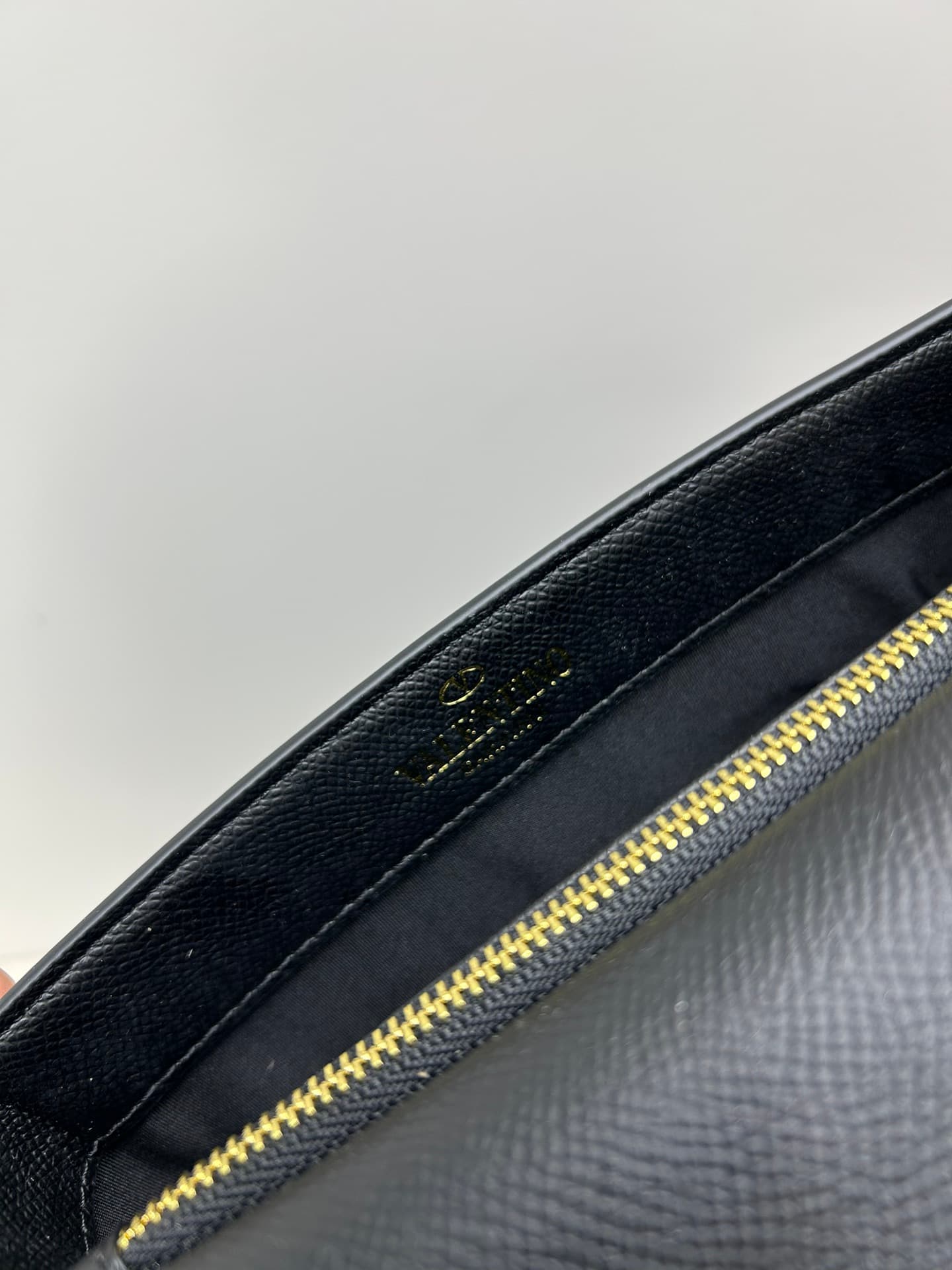 C8282 ¥, New product Valent**o Garavani V Ring with chain carry design: Made from high-quality cowhide leather with distinctive V-shaped logo; gold clasp; detachable iron chain; flip-up feature with insertable magnetic fastener; multiple layers inside, wi — image 8