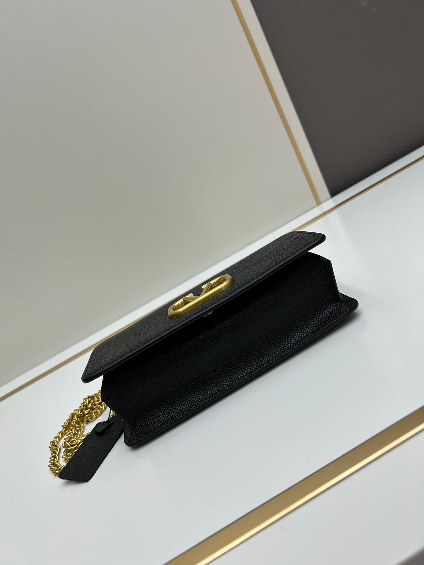 C8282 ¥, New product Valent**o Garavani V Ring with chain carry design: Made from high-quality cowhide leather with distinctive V-shaped logo; gold clasp; detachable iron chain; flip-up feature with insertable magnetic fastener; multiple layers inside, wi — image 5