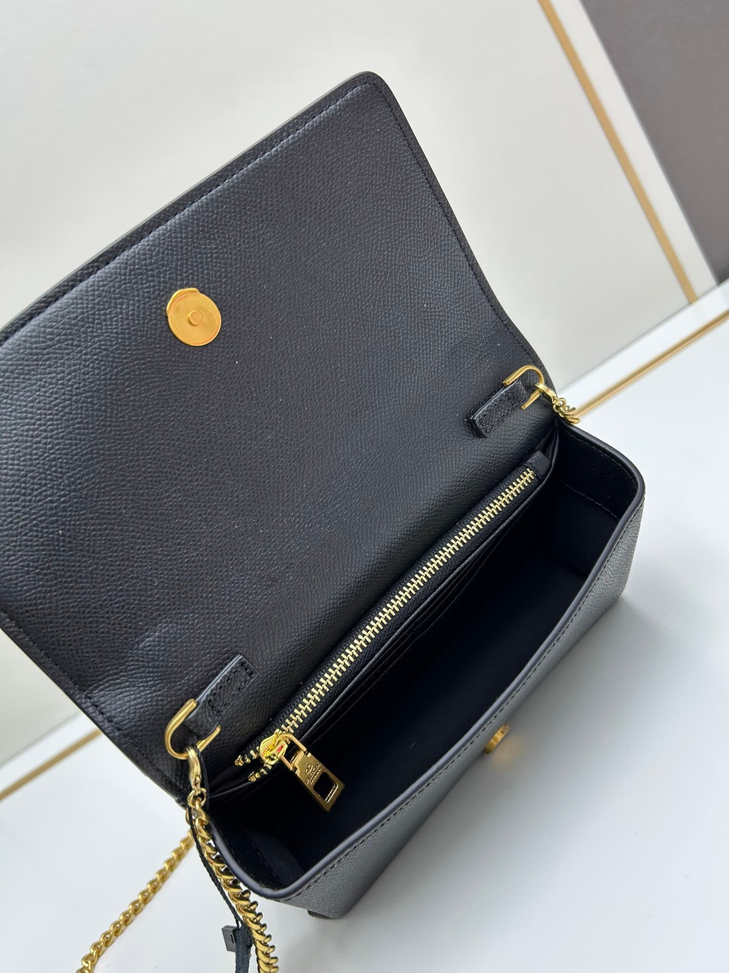 C8282 ¥, New product Valent**o Garavani V Ring with chain carry design: Made from high-quality cowhide leather with distinctive V-shaped logo; gold clasp; detachable iron chain; flip-up feature with insertable magnetic fastener; multiple layers inside, wi — image 6