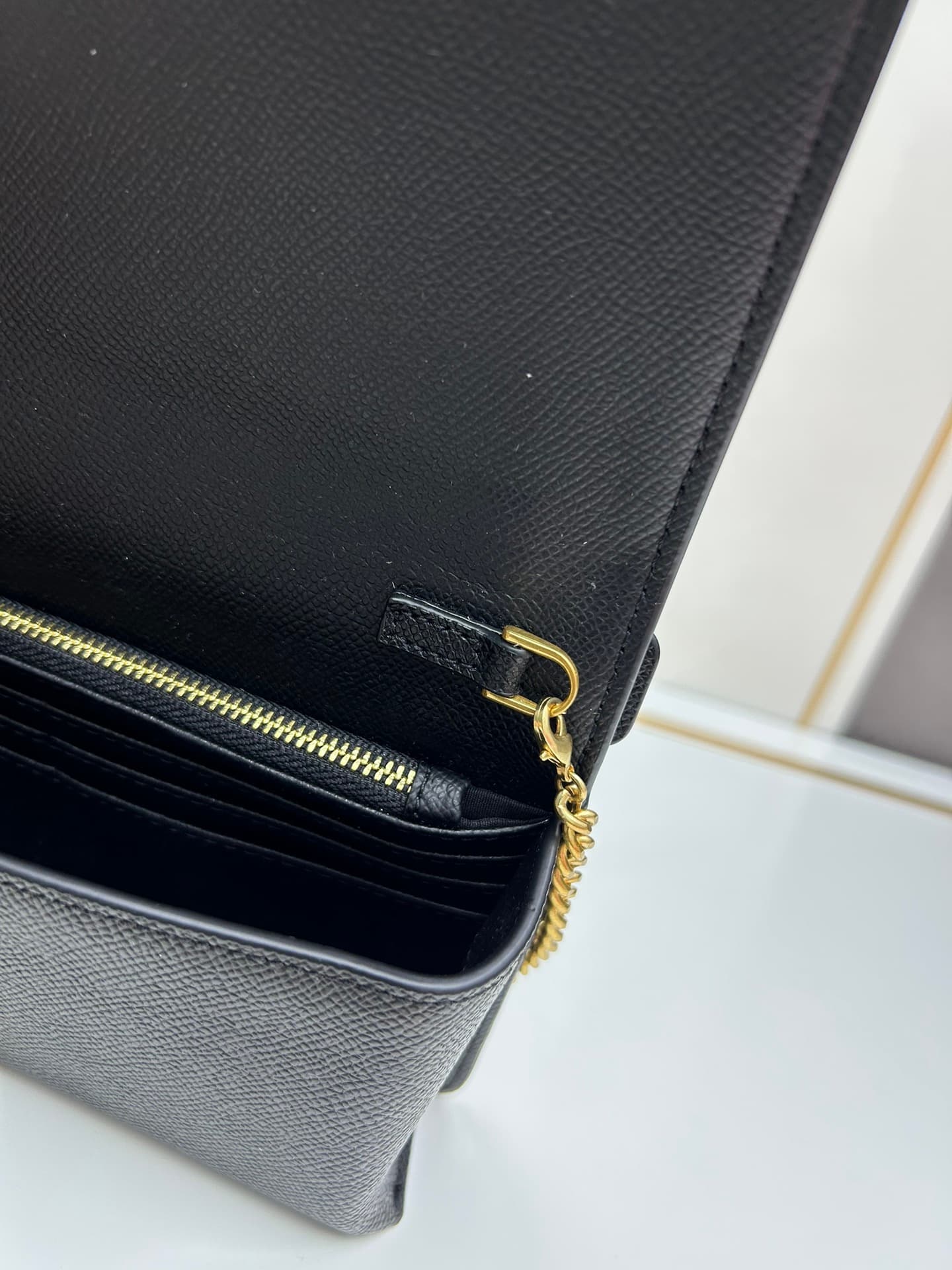 C8282 ¥, New product Valent**o Garavani V Ring with chain carry design: Made from high-quality cowhide leather with distinctive V-shaped logo; gold clasp; detachable iron chain; flip-up feature with insertable magnetic fastener; multiple layers inside, wi — image 7