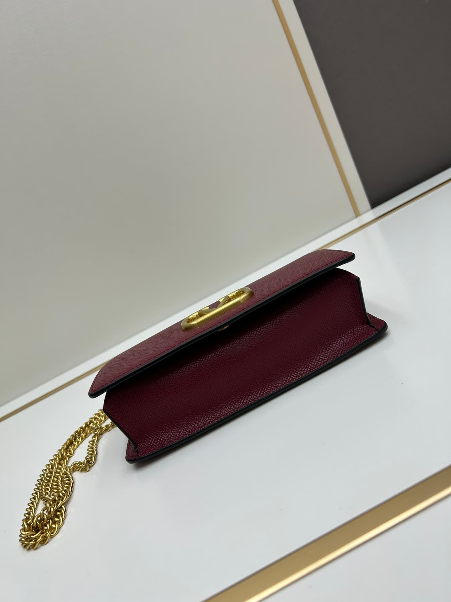 C8281 ¥, New product Valent**o Garavani V Ring with chain handhold design: Made from high-quality cowhide leather with distinctive V-shaped logo, gold clasp. Can be carried by hand; detachable iron chain; flap with insertable magnetic clasp; multiple laye — image 5