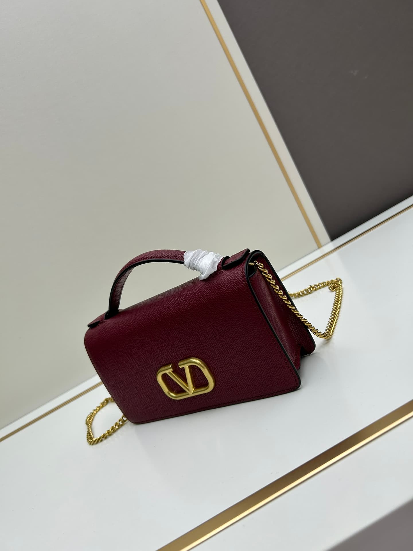 C8281 ¥, New product Valent**o Garavani V Ring with chain handhold design: Made from high-quality cowhide leather with distinctive V-shaped logo, gold clasp. Can be carried by hand; detachable iron chain; flap with insertable magnetic clasp; multiple laye — image 2